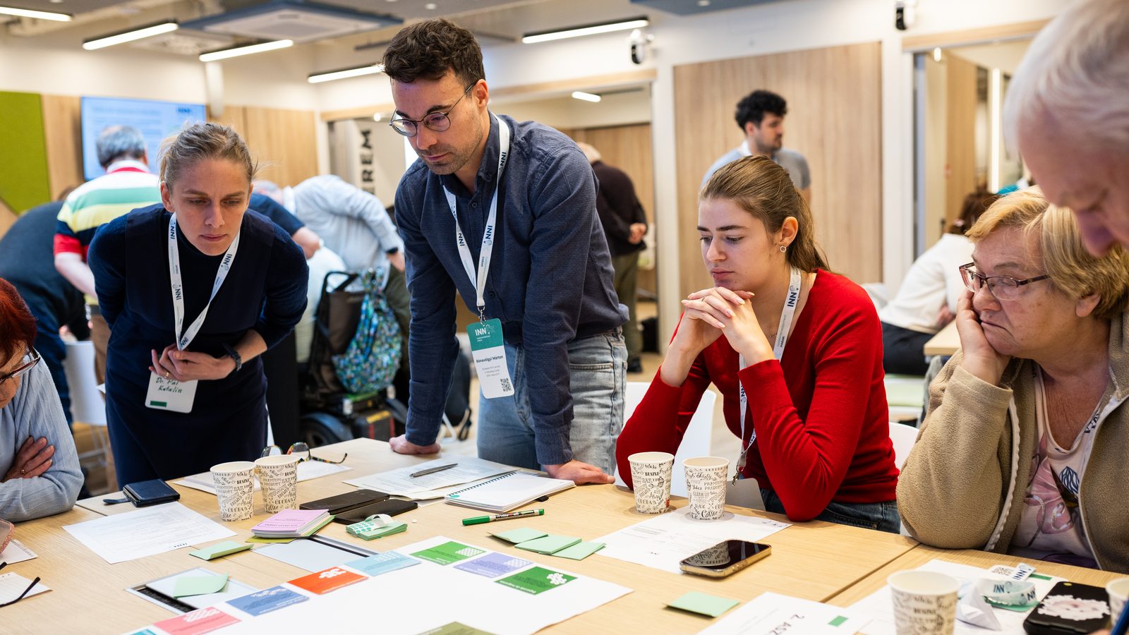 Ko-Kreations-Workshop in Kleingruppen mit Methodenkarten bei der Bürgerversammlung im 18. Bezirk